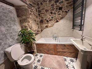 Hårføner, håndklær, såpe og toalettpapir