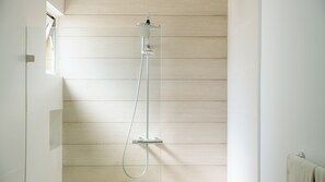 Douche, sèche-cheveux, serviettes fournies, savon