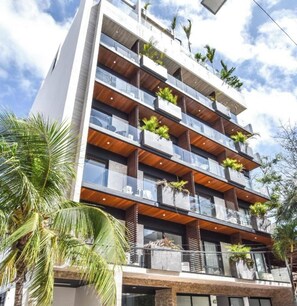 Exterior - Modern studio with amazing ocean view rooftop pool - 5 min walking to beach !!!! (Playa del Carmen)
