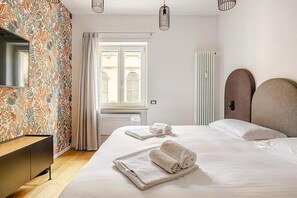 Chambre supérieure double, 1 très grand lit, salle de bain privée, vue sur la ville | Coffre-fort, rideaux d’obscurcissement, système d’insonorisation