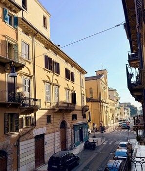 Superior Double Room, 1 King Bed, Private Bathroom, City View | Parking | Self parking (EUR 10.00 per day) - Casa Flora Verona (Verona)