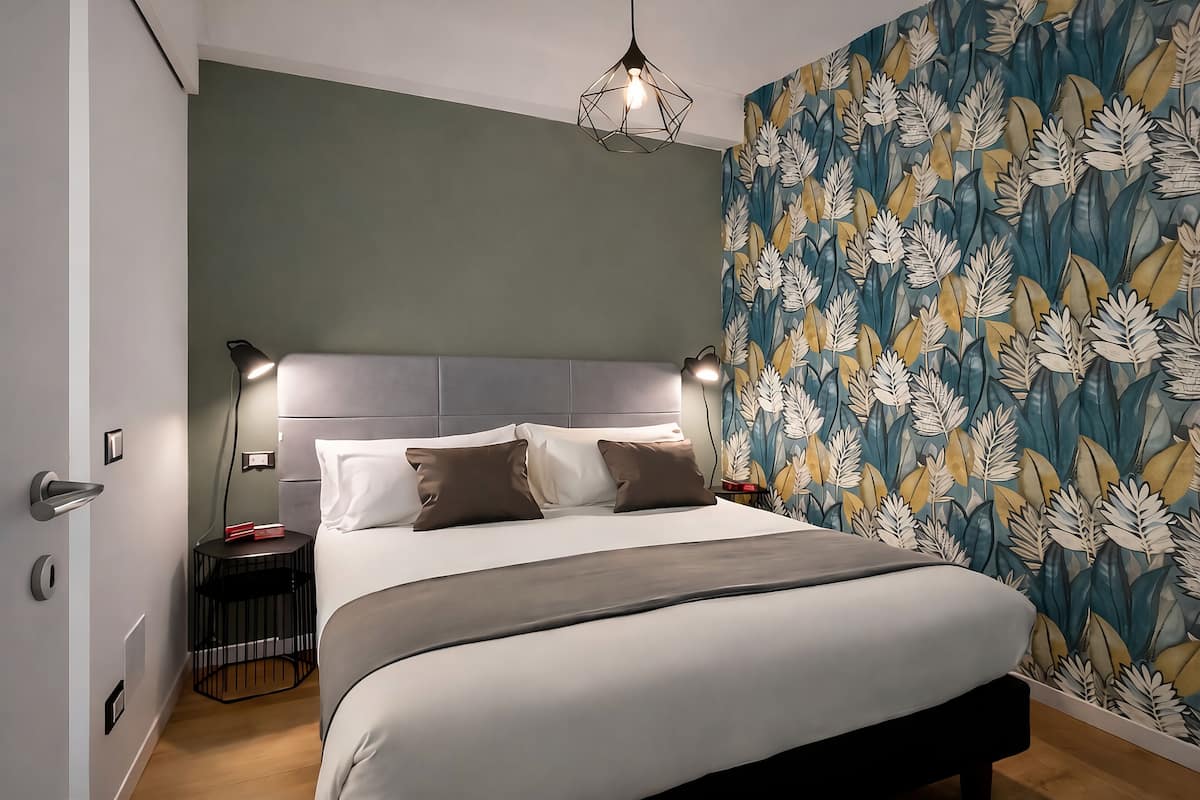 Kahden hengen classic-huone, 1 keskisuuri parisänky, oma kylpyhuone | Tallelokero huoneessa, pimennysverhot, äänieristys, silitysrauta/-lauta