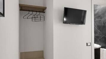 Classic Double Room, 1 Queen Bed, Private Bathroom | Interior