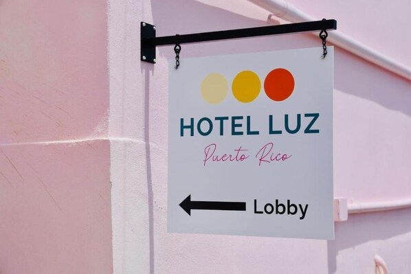 Placa indicando a direção para a recepção do Hotel Luz, em Porto Rico.