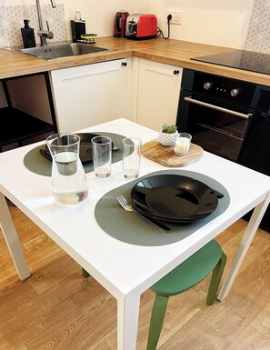 Fridge, microwave, oven, stovetop - Renovated studio - Saint-Genix Centre - Ideal for couples & business travel (Saint-Genix-les-Villages)