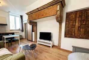 Interior - Renovated studio - Saint-Genix Centre - Ideal for couples & business travel (Saint-Genix-les-Villages)