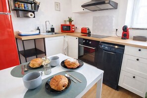 Réfrigérateur, micro-ondes, four, plaque de cuisson