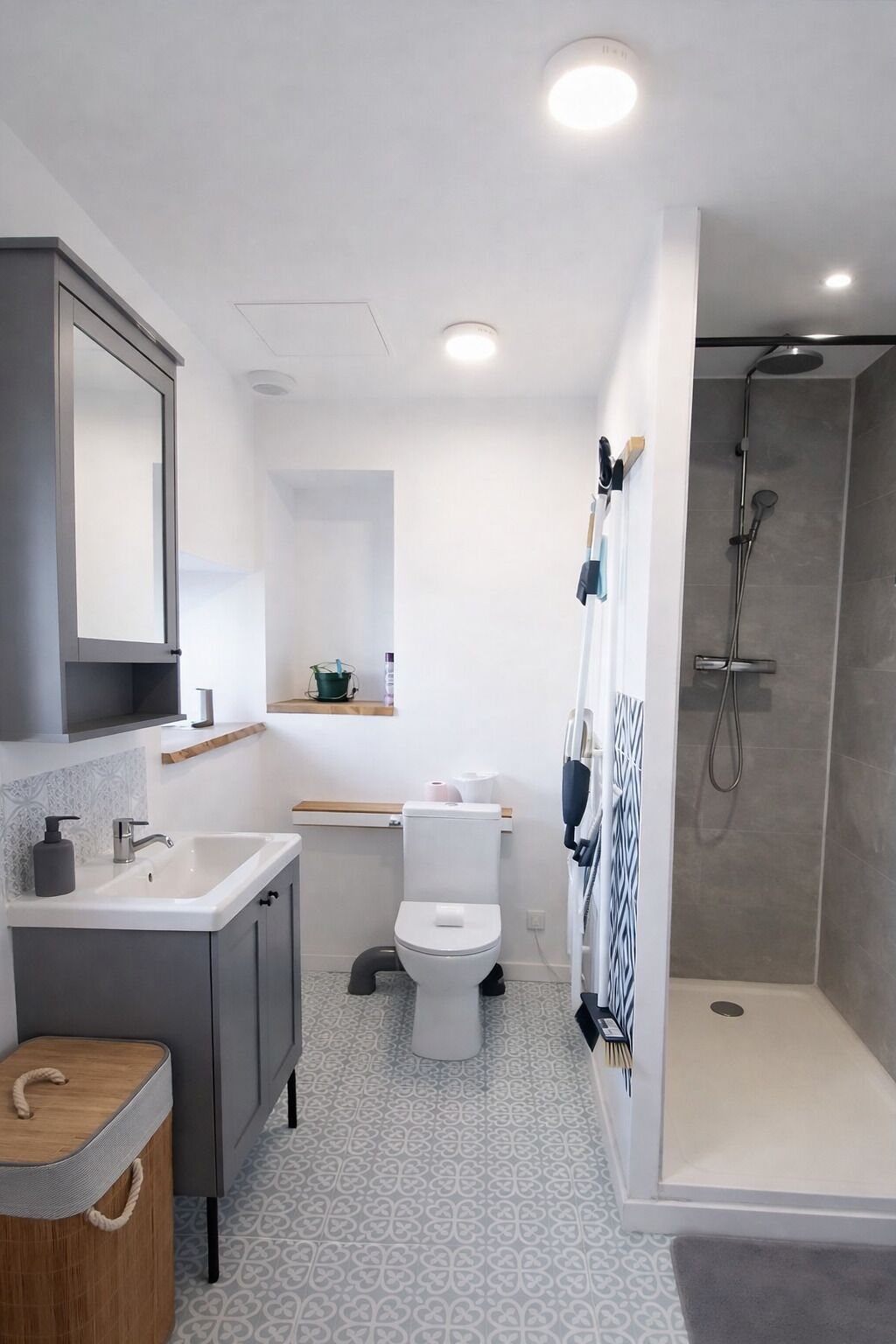 Een douche, een haardroger, handdoeken, zeep