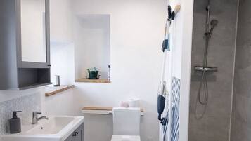 Chuveiro, secador de cabelo, toalhas de banho, sabonete