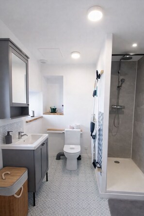 Douche, sèche-cheveux, serviettes fournies, savon