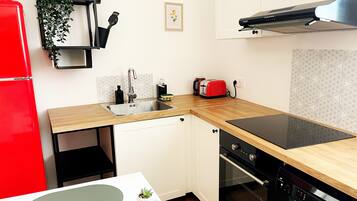 Kjøleskap, mikrobølgeovn, ovn og kokeplater