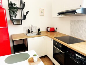 Frigorifero, microonde, forno, piano cottura