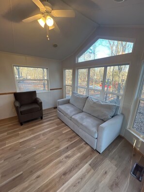 TV - Cozy 2-bedroom Park Model / AC - within Strawberry Park Resort Campground (Preston)