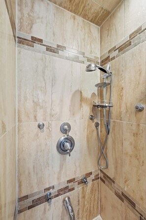 Regadera, secadora de cabello, jab ón, papel de baño 