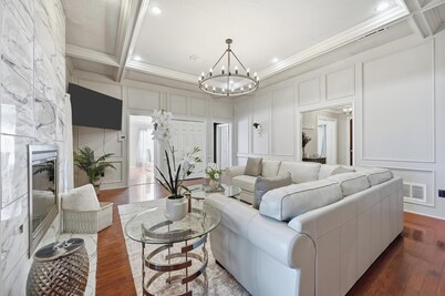 4-bedroom/Study/Sunroom/heated Pool house near Airport and Stadium