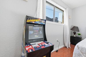 4 habitaciones, tabla de planchar con plancha, wifi y ropa de cama 