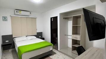 Escritorio, espacio para trabajar con laptop y wifi gratis