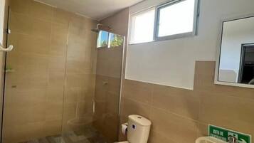 Ein Badezimmer mit Toilette, Dusche und Waschbecken.