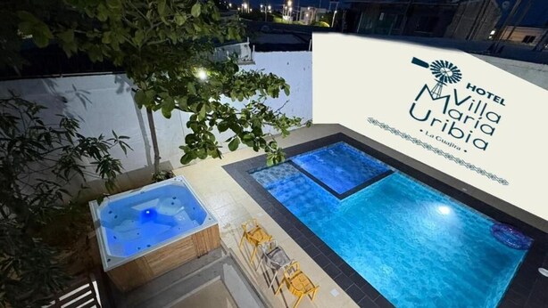 A hotel pool area with a hot tub and lounge chairs. - HOTEL Y PISCINA VILLA MARIA URIBIA (Uribia)