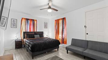 Tabla de planchar con plancha, wifi y ropa de cama