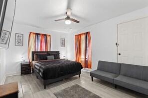 Tabla de planchar con plancha, wifi y ropa de cama