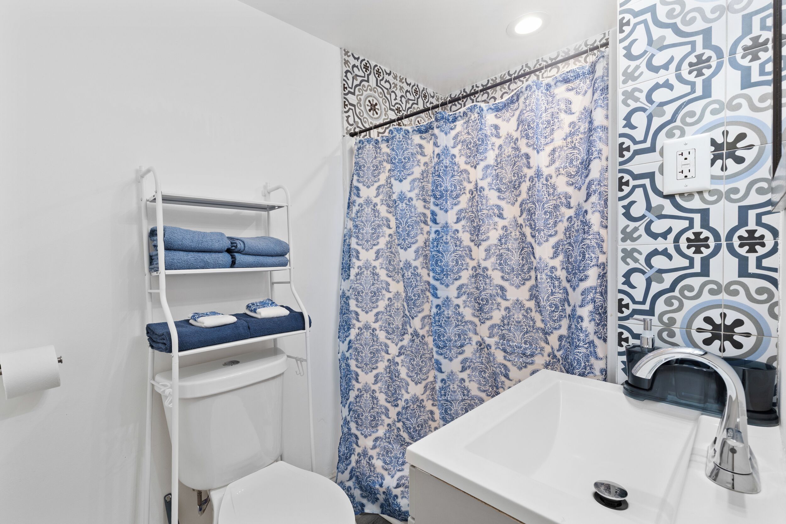 Regadera, secadora de cabello, toallas, jabón 