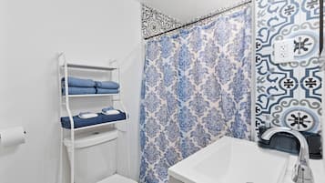 Regadera, secadora de cabello, toallas, jabón