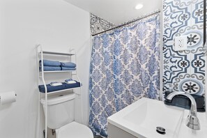 Regadera, secadora de cabello, toallas, jabón