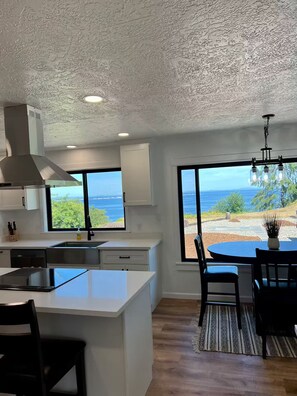 Private kitchen - Sweet Caroline Water View (Port Angeles)