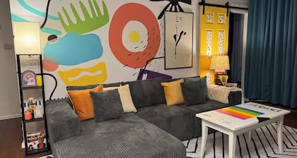Newly Renovated 80s Secret Time Portal minutes from DIA, Buckley AFB & Shopping