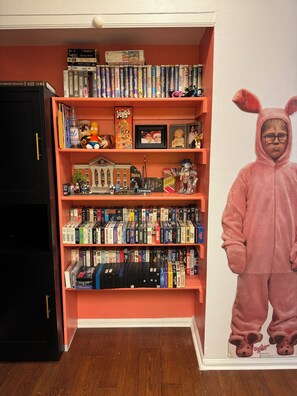 Games room - Newly Renovated 80s Secret Time Portal minutes from DIA, Buckley AFB & Shopping (Aurora)