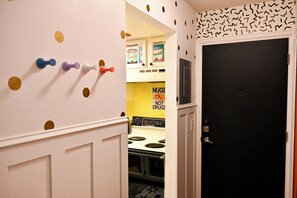 Interior - Newly Renovated 80s Secret Time Portal minutes from DIA, Buckley AFB & Shopping (Aurora)