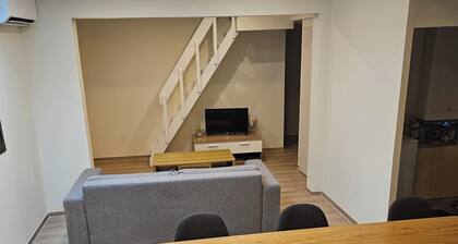 Weekly rental, house on one level 100m from the sea, small animals accepted.