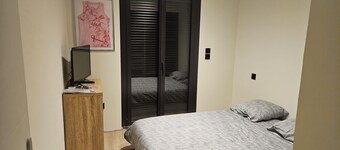 Weekly rental, house on one level 100m from the sea, small animals accepted.