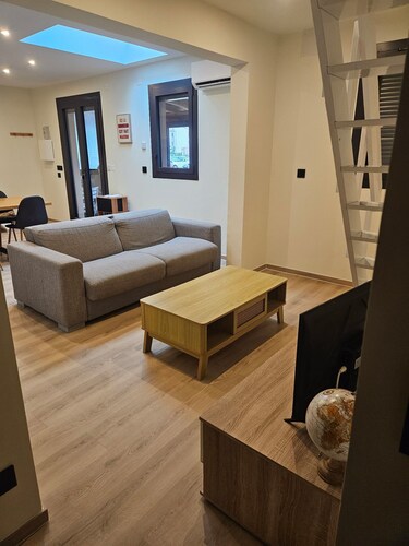 Weekly rental, house on one level 100m from the sea, small animals accepted.