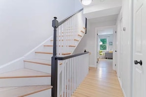 Interior - Walk to museums and restaurants. Free Parking (Washington)