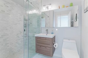 Shower, hair dryer, towels, soap - Walk to museums and restaurants. Free Parking (Washington)