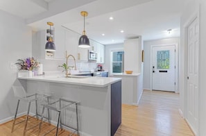 Microwave, oven, stovetop, dishwasher - Walk to museums and restaurants. Free Parking (Washington)