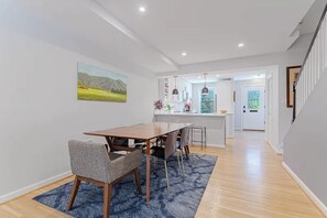 Dining - Walk to museums and restaurants. Free Parking (Washington)