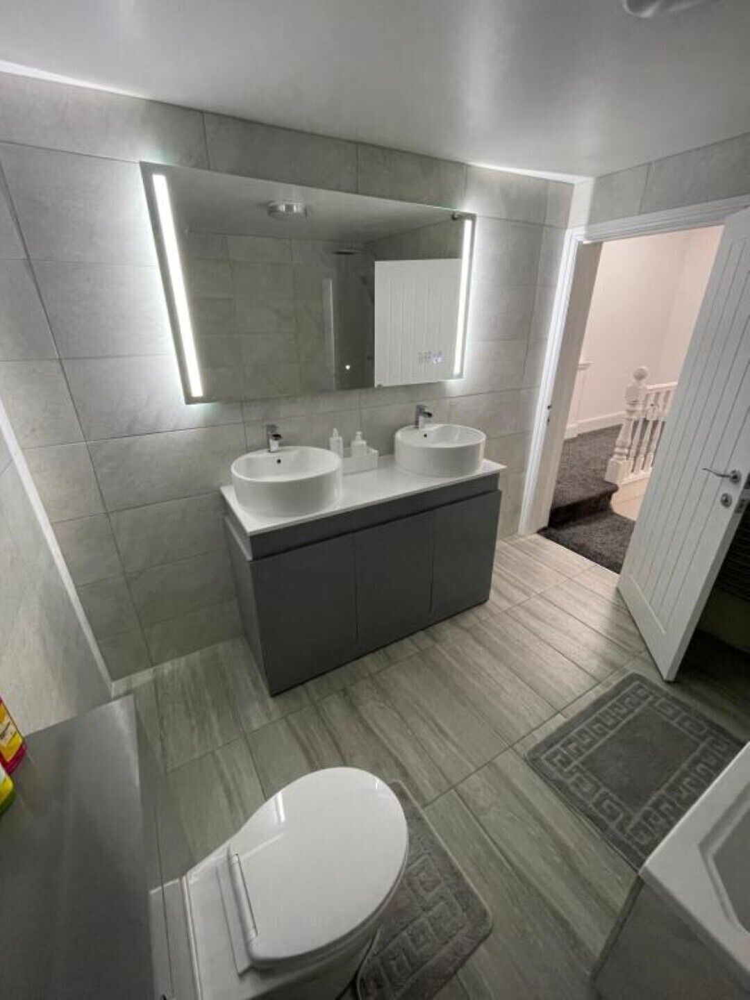 Toallas, jabón, papel de baño 