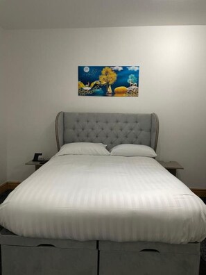 3 Schlafzimmer, Schreibtisch, Bügeleisen/Bügelbrett, Reisekinderbett
