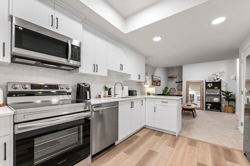 Modern & Cozy 2-Bedroom Suite in Mahogany