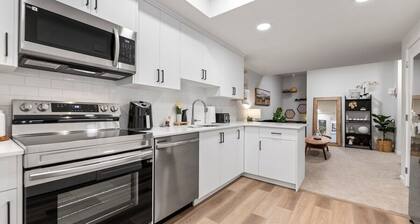 Modern & Cozy 2-Bedroom Suite in Mahogany