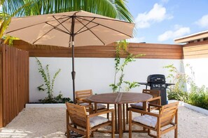 Outdoor dining - Tangerine Sunsets Green Marlin (Nassau)