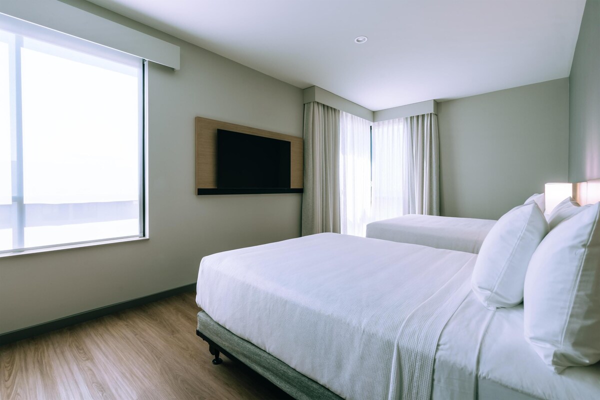 Suite, ducha adaptada, en esquina (2 Queen Beds & 1 Sofa Bed) | Caja fuerte, escritorio, espacio para trabajar con un portátil