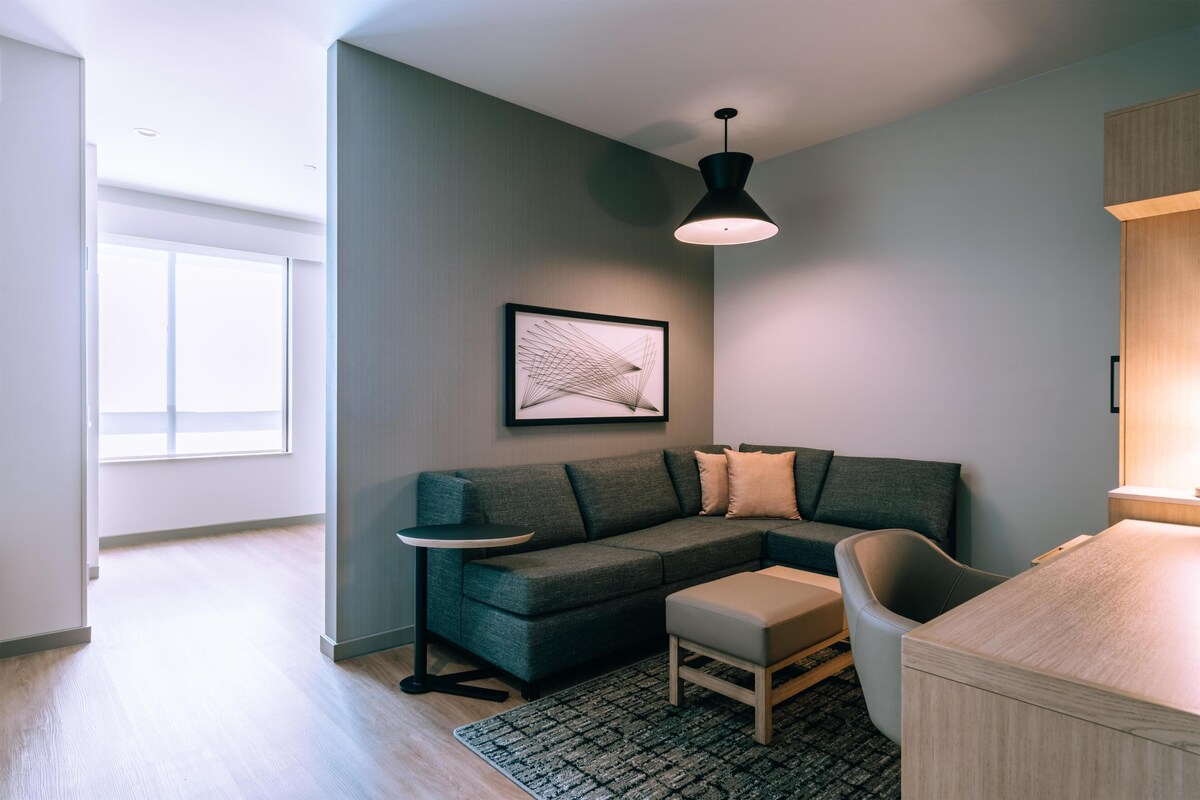 Suite, bañera accesible, en esquina (2 Queen Beds & 1 Sofa Bed) | Caja fuerte, escritorio, espacio para trabajar con un portátil