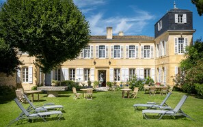 Outdoor dining - Villa Baronnie & Spa****: A charming villa, ideally located, featuring a pri (ST MARTIN DE RE)