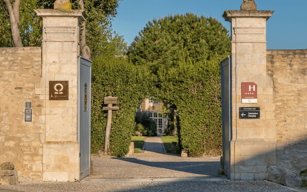 Una entrada tancada amb un senyal que indica un hotel.