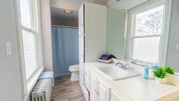 Doccia, asciugacapelli, asciugamani, sapone