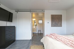 Skrivbord, strykjärn/strykbräda, resesäng och wi-fi